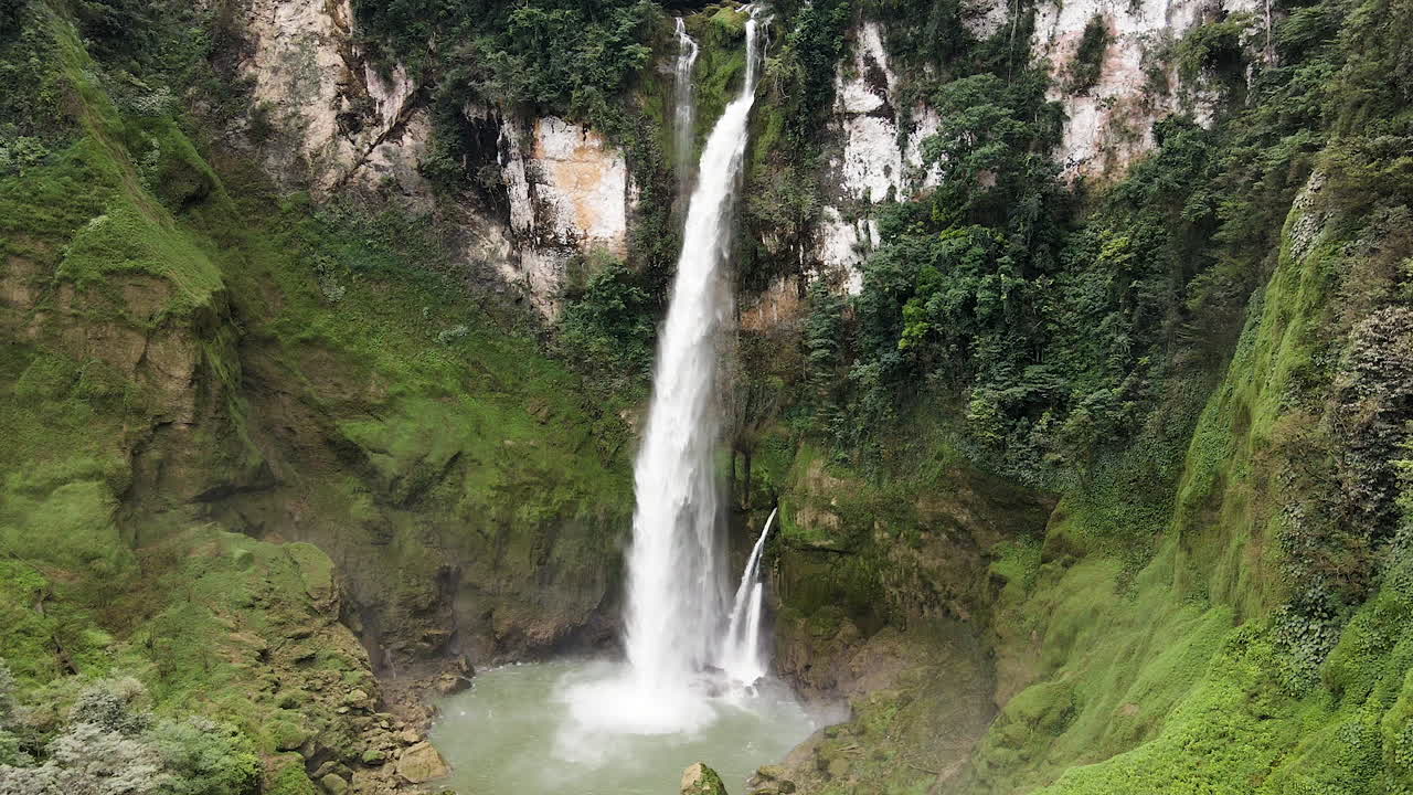panorama de la cascada matayangu con piscina natural y acantilado cubierto de musgo en el este de nusa tenggara, indonesia