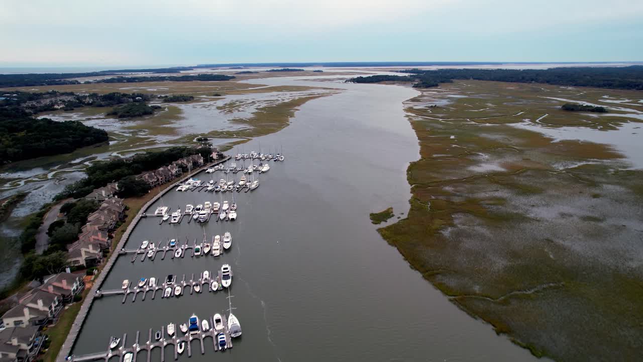 paso elevado aéreo sobre bohicket creek cerca de la isla kiawah y la isla seabrook sc, carolina del sur