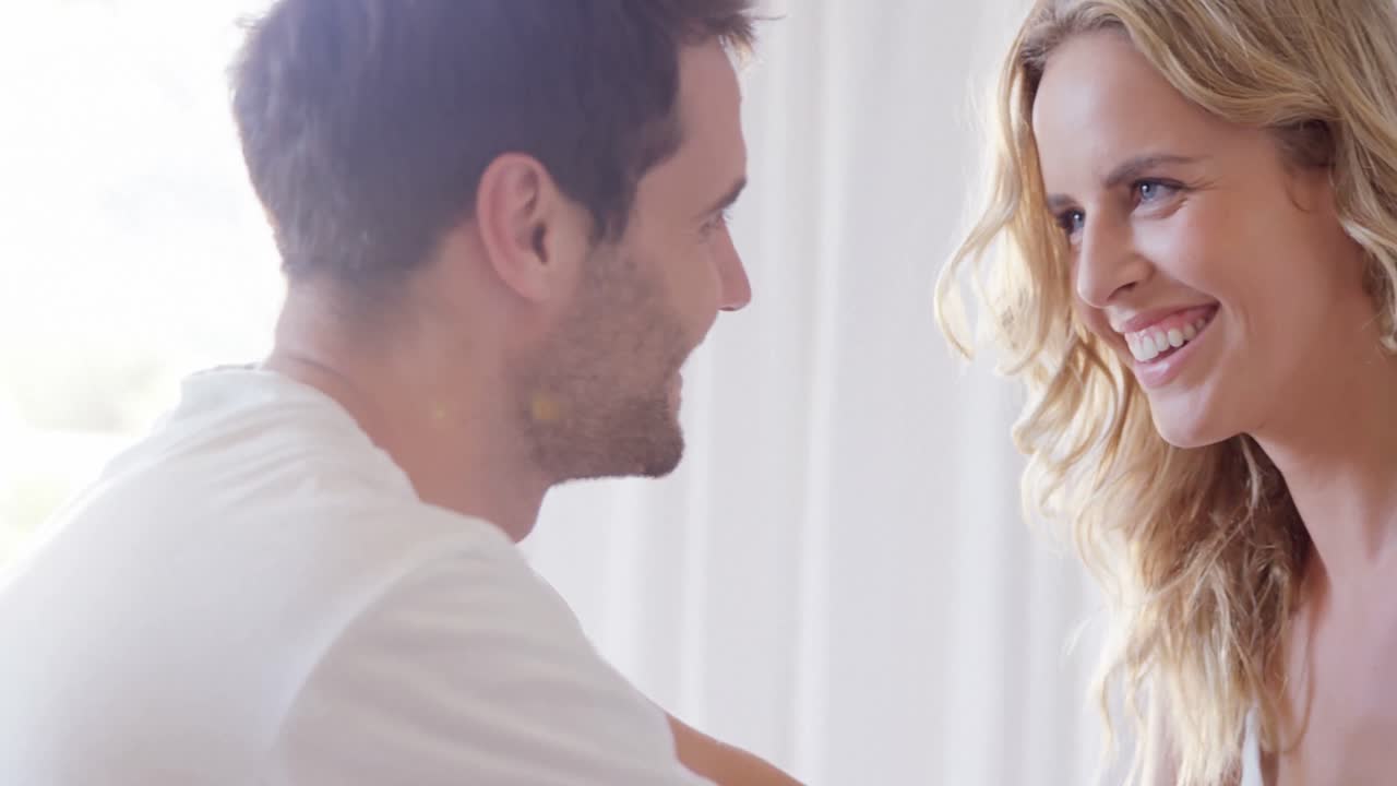 пара обнимается в постели.