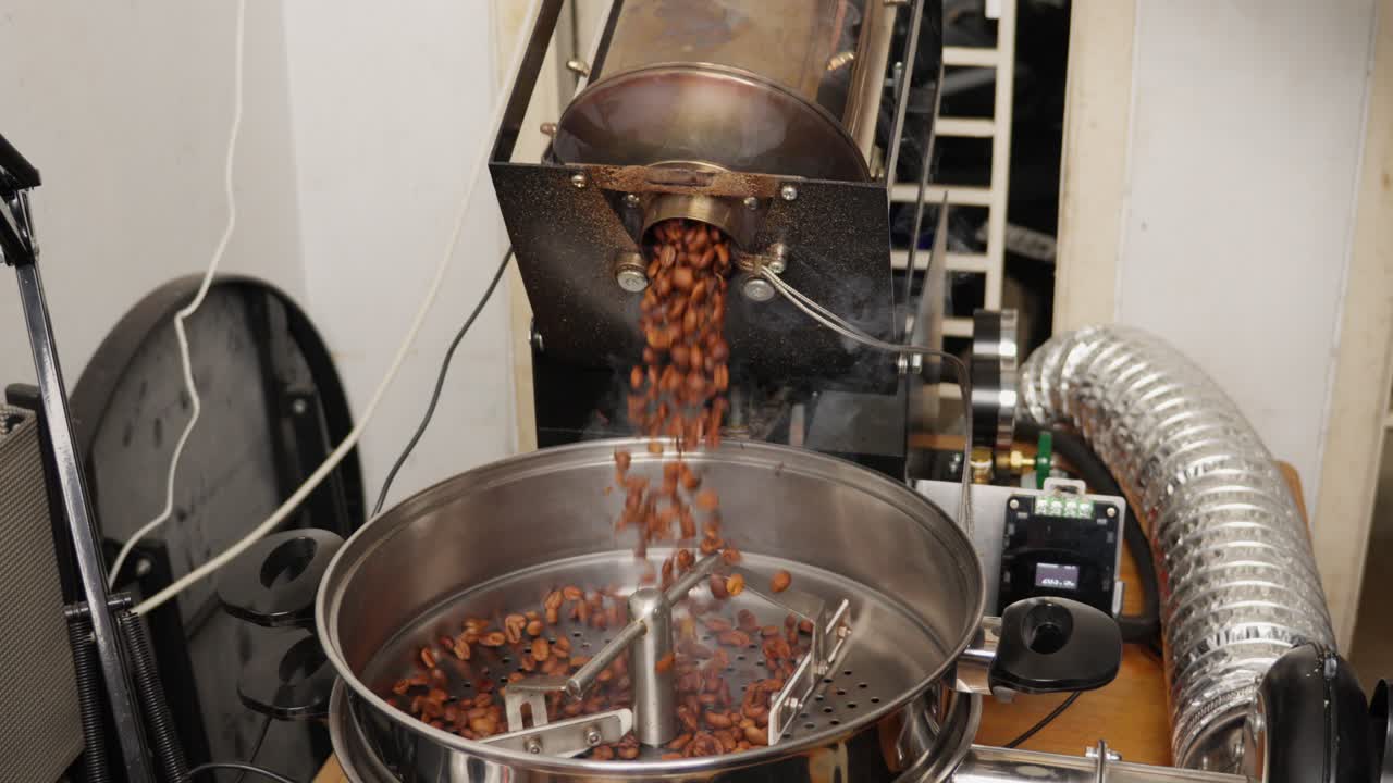 Biji kopi industri disangrai, tampilan dekat peralatan barista dalam proses pemanasan biji kopi