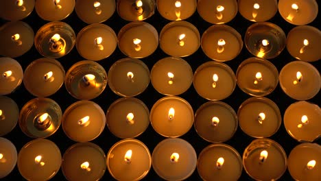 velas sobre un fondo negro.