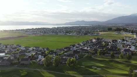 Wunderschöne-Sonnenuntergangslandschaft-Des-Utah-Lake-Und-Der-Stadt-Vineyard,-Utah---Drohnenansicht-Aus-Der-Luft