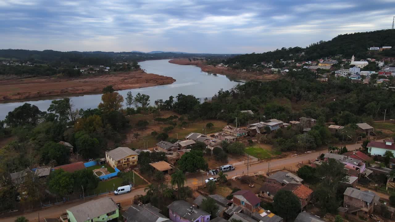 Enchentes no Sul do Brasil 2024 - Imagens aéreas de drone do Rio Taquari e as consequências das enchentes na cidade de Cruzeiro do Sul - Rio Grande do Sul.
