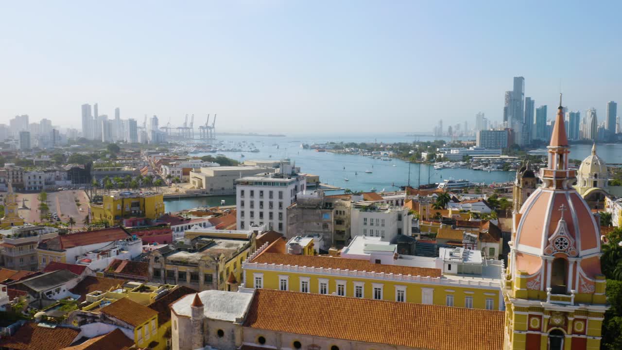 Vista aérea da colorida Catedral de Cartagena com o horizonte e o porto ao fundo