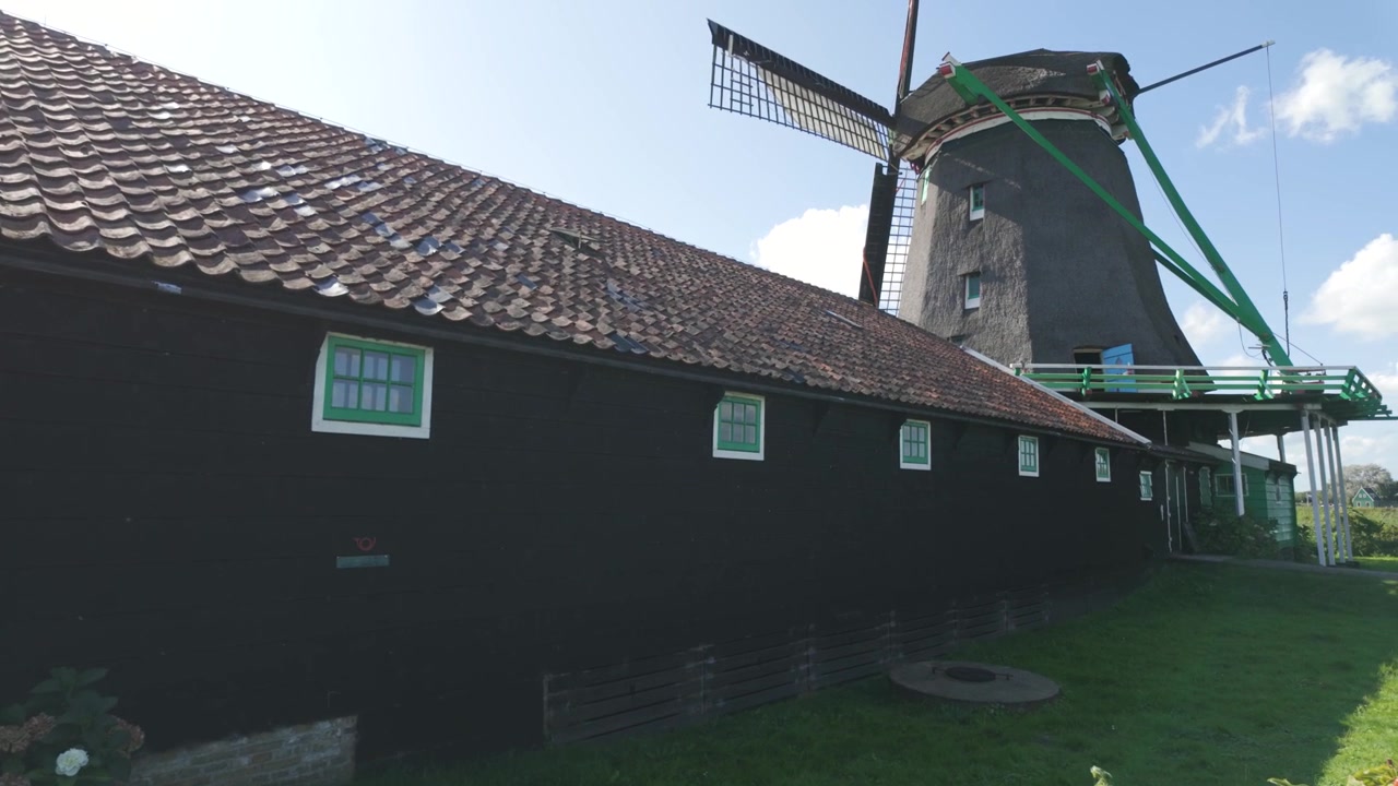 Warisan Zaanse Schans dengan kincir anginnya yang terkenal, destinasi yang tenang dan indah.