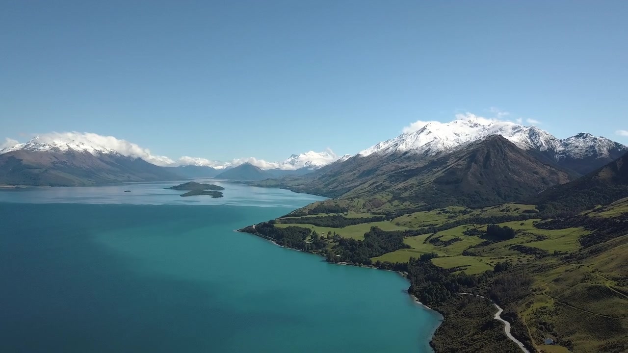 Flygfoto med drönare över vackert landskap vid Lake Tekapo i Nya Zeeland.