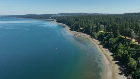 Vista-Aérea-De-La-Costa-Del-Puerto-De-Holmes-En-El-Estado-De-Washington