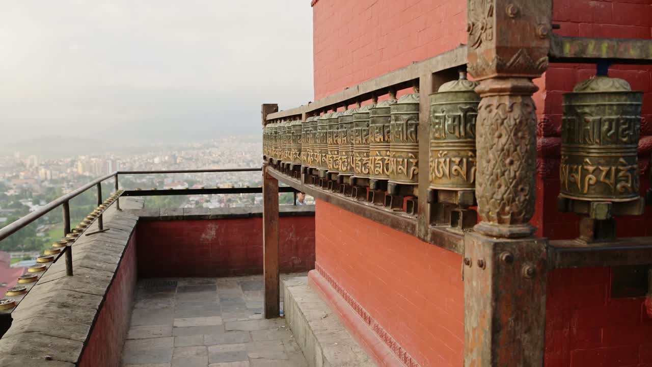 kathmandu ruedas de oración budista tibetana en nepal en el templo del mono, un templo budista utilizado para el budismo orando en un popular sitio de templo religioso budista, primer plano de ruedas girando