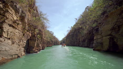 Barcos-Navegando-Por-Los-Famosos-Cañones-De-La-Laguna-De-Capitolio-En-Minas-Gerais,-Brasil