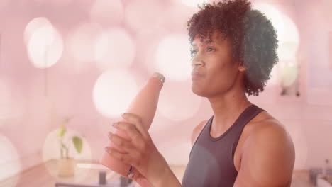 bebiendo de una botella, mujer con fondo de animación bokeh rosa