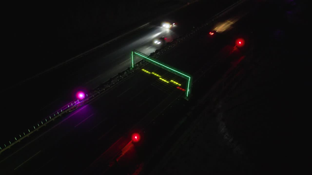 luces láser virales en la autopista china por la noche, coches que conducen debajo de rayos láser arco iris, shandong, qingdao, china