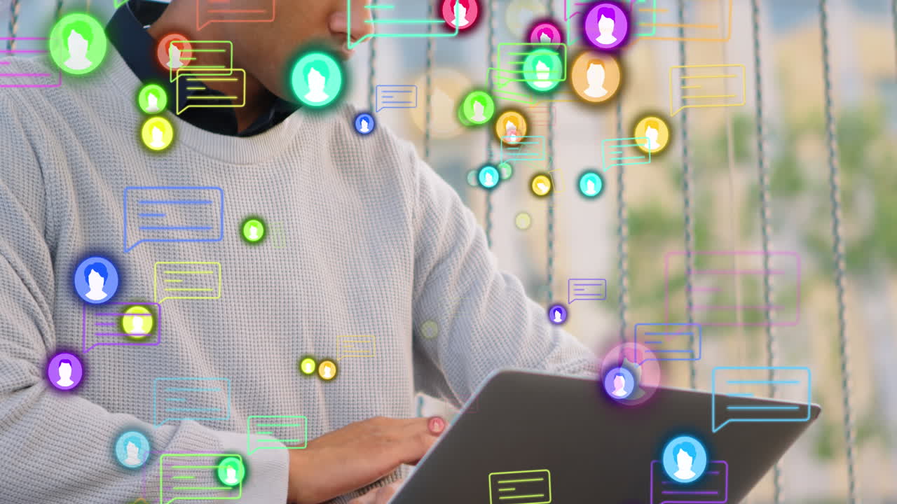 animación de cajas de mensajes, iconos de perfil, hombre caucásico trabajando en una computadora portátil y comprobando un reloj inteligente