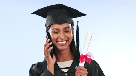 Graduación,-Mujer-Y-Llamada-Telefónica-Para-Obtener-El-Diploma.