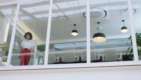 mujer de negocios de raza mixta mirando por la ventana de la oficina contemplando una carrera disfrutando del liderazgo corporativo joven empresaria planeando adelante para un futuro positivo imágenes de 4k