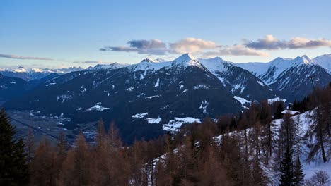 Zeitraffer-Von-Atemberaubenden-Schneebedeckten-Berggipfeln-In-Den-Alpen