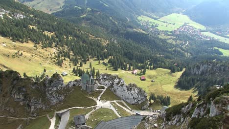 Schuss-Vom-Gipfel-Des-Wendelsteins-In-Richtung-Wendelsteinkirche,-Bayern,-Deutschland