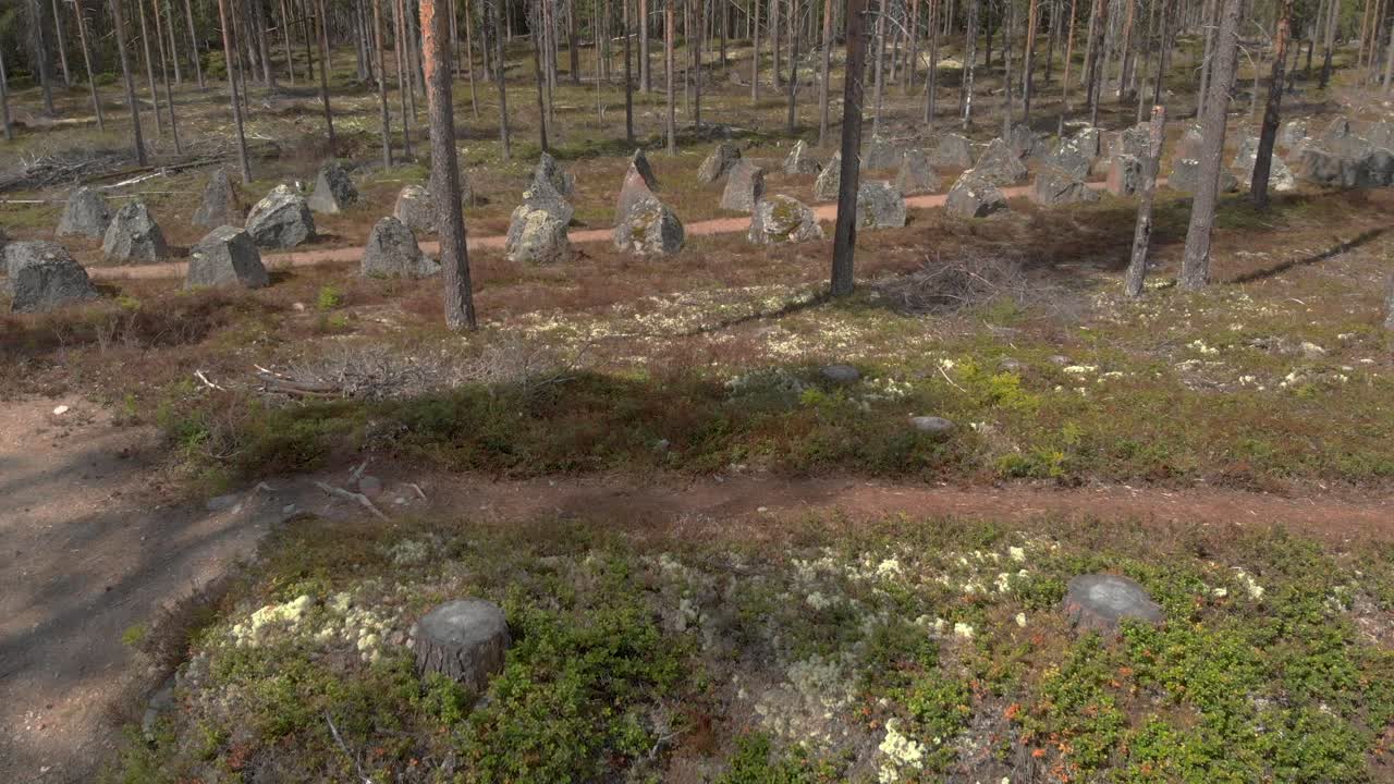 사람이 만든 참호를 통해 ww 2 대전차 장벽으로 이동