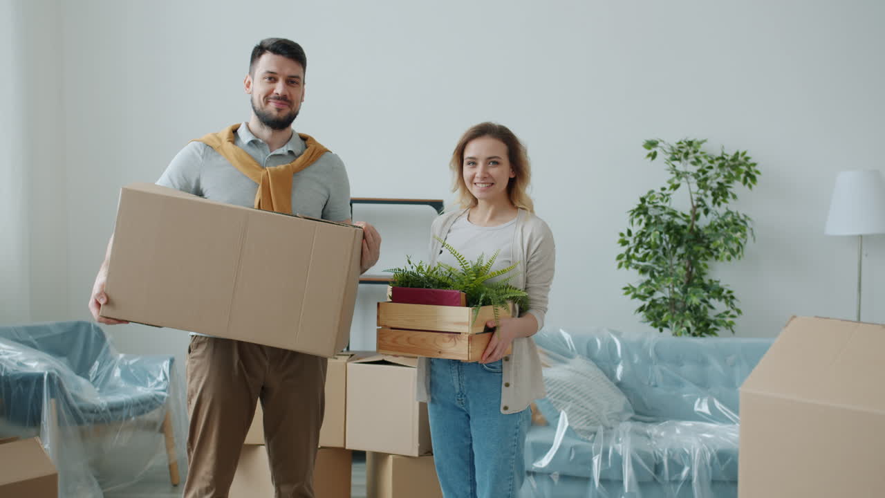 pareja que se muda a un nuevo hogar