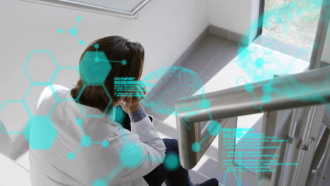 sentado en las escaleras, persona en bata de laboratorio con animación de escaneo cerebral superpuesta