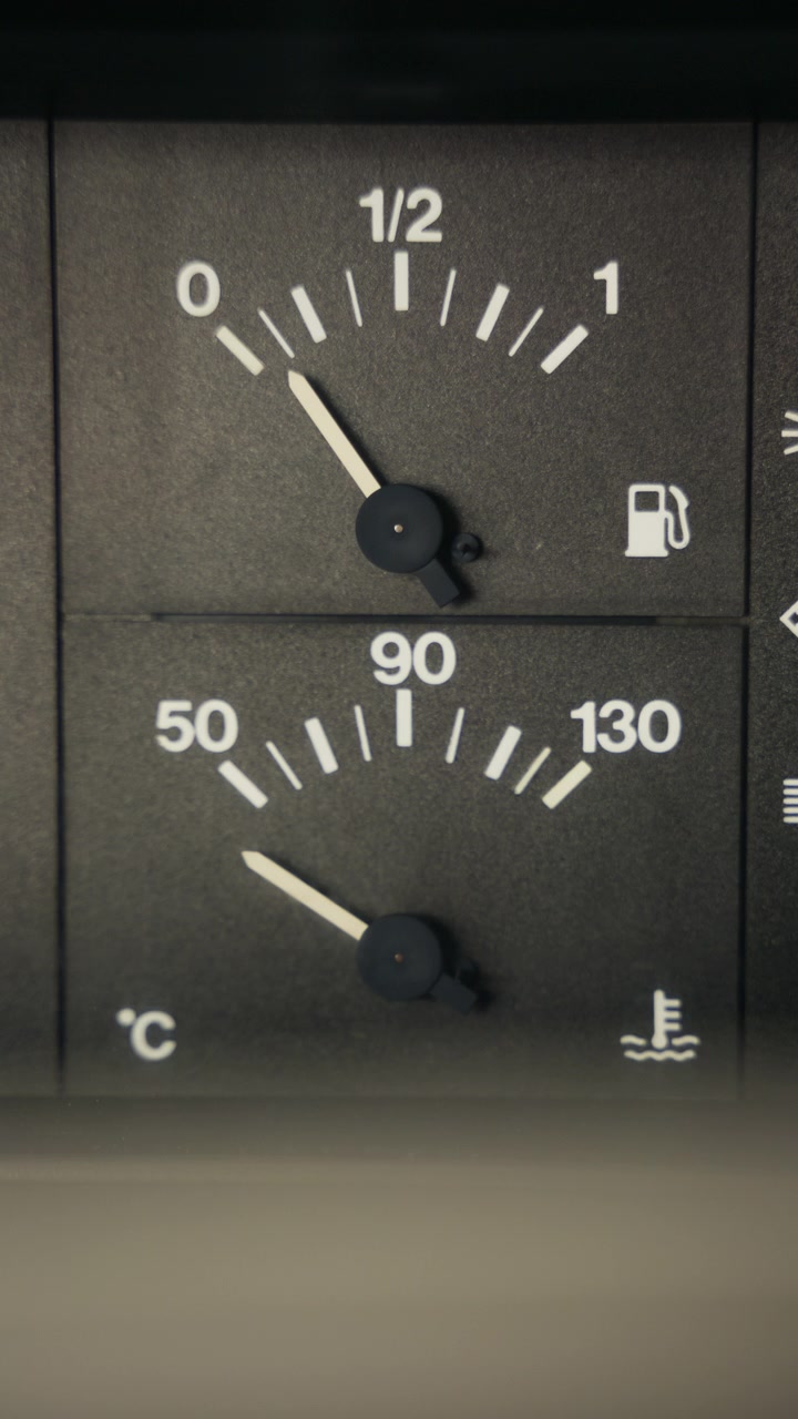 Lancetta del carburante dell'auto che sale