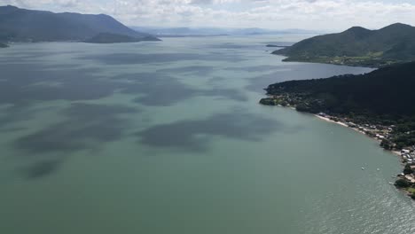 Vista-Aérea-Panorámica-Del-Impresionante-Paisaje-Marino-En-La-Isla-De-Santa-Catarina-Florianópolis-Brasil