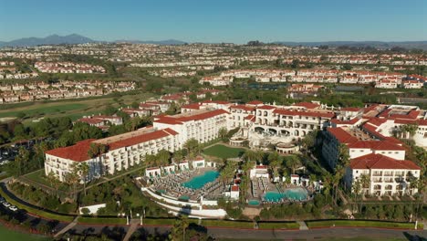 Vista-Aérea-Del-Hotel-De-Lujo,-Waldorf-Astoria,-En-La-Playa-De-Monarca,-En-Dana-Point,-California