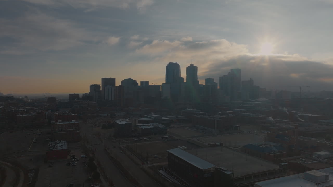 vista aérea de la toma en órbita del centro de denver al amanecer