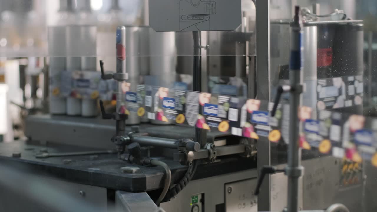 Modern strapping and transporting machine for packaging line at beverage plant