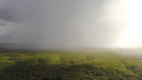 área-De-Conservación-Nacional-Ribereña-De-San-Pedro,-Dron-Hacia-Atrás-Revela-La-Curva-Del-Río