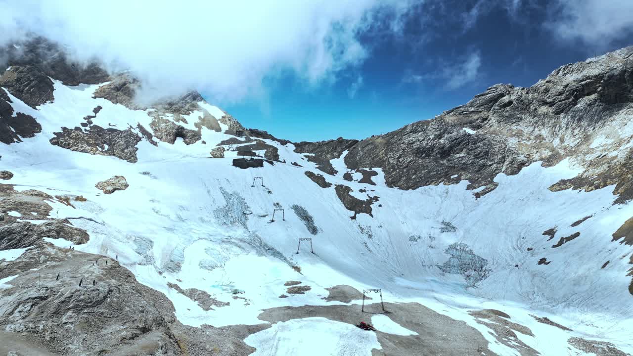 독일에서 가장 높은 산인 zugspitze의 눈 인 산의 공중 풍경 - 파란 하늘과 구름을 배경으로 바이에른 알프스의 아름다움이 중심에 있습니다.