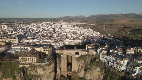 vista aérea de la ciudad de ronda y su famoso puente nuevo, españa