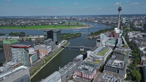 Der-Imposante-Rheinturm-Aus-Beton-In-Düsseldorf