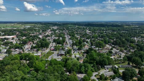 Aérea-De-Un-Pequeño-Pueblo-En-Estados-Unidos-Durante-El-Verano