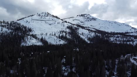 śnieżne góry z widokiem na truckee, kalifornia