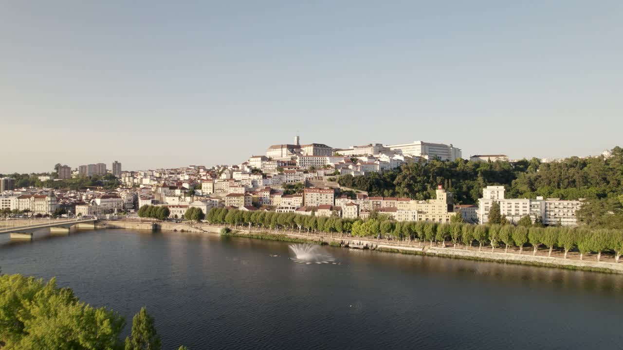 antena ascendente hacia adelante sobre el río mondego en coimbra, portugal