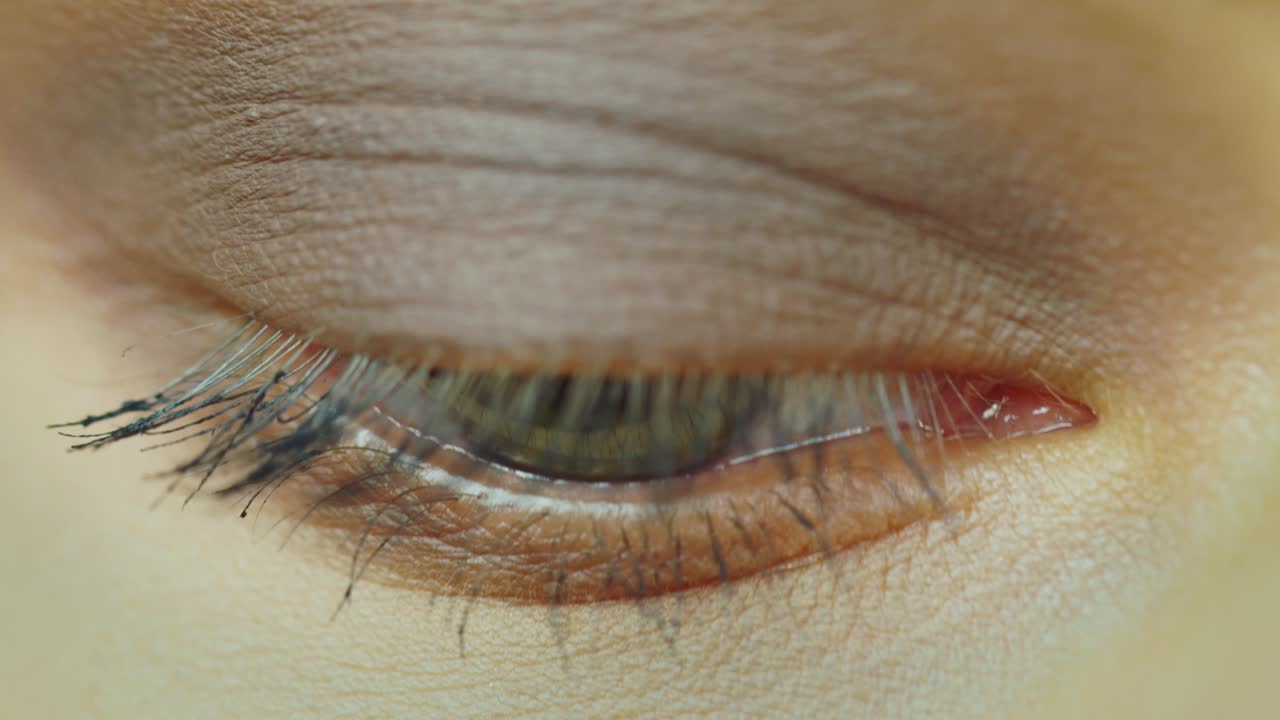 primer plano del ojo de una mujer joven