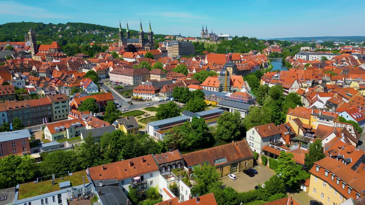 Video aereo con drone in 4K delle splendide case e chiese lungo il fiume Regnitz nella zona della Città Vecchia del centro di Bamberga, Germania (Panoramica ad alta velocità).