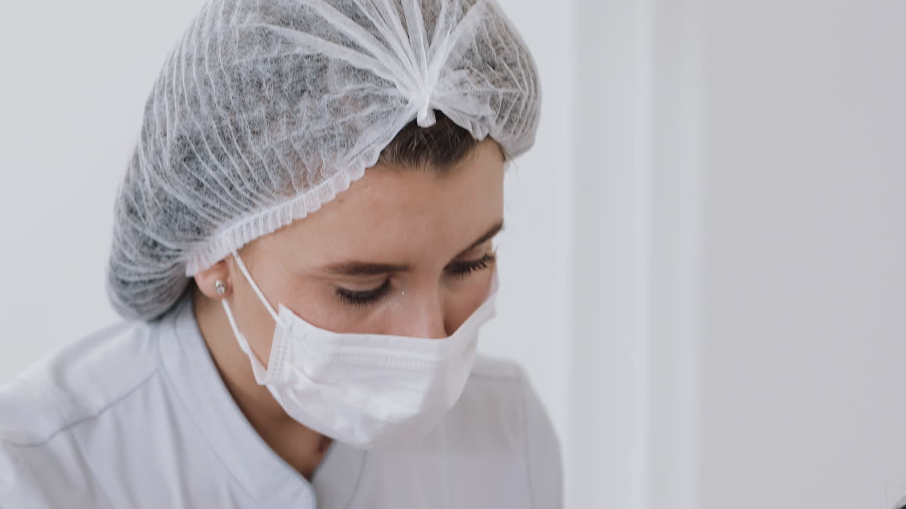 profesionales médicos que usan equipo de protección