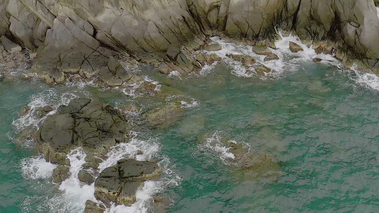 serenidad aérea sobre las tranquilas aguas turquesas y las rocas costeras en looc, romblon, filipinas