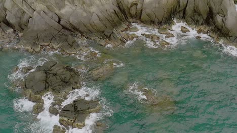 Serenidad-Aérea-Sobre-Tranquilas-Aguas-Turquesas-Y-Rocas-Costeras-En-Looc,-Romblon,-Filipinas