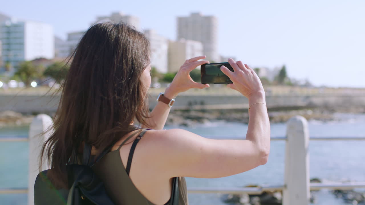 mujer, playa y teléfono para la foto