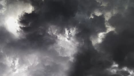 una tormenta eléctrica dentro de una tormenta de nubes