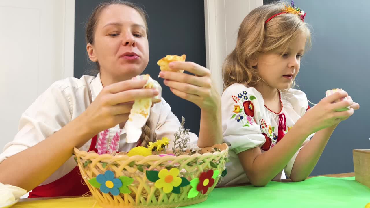 madre e hija celebrando la pascua