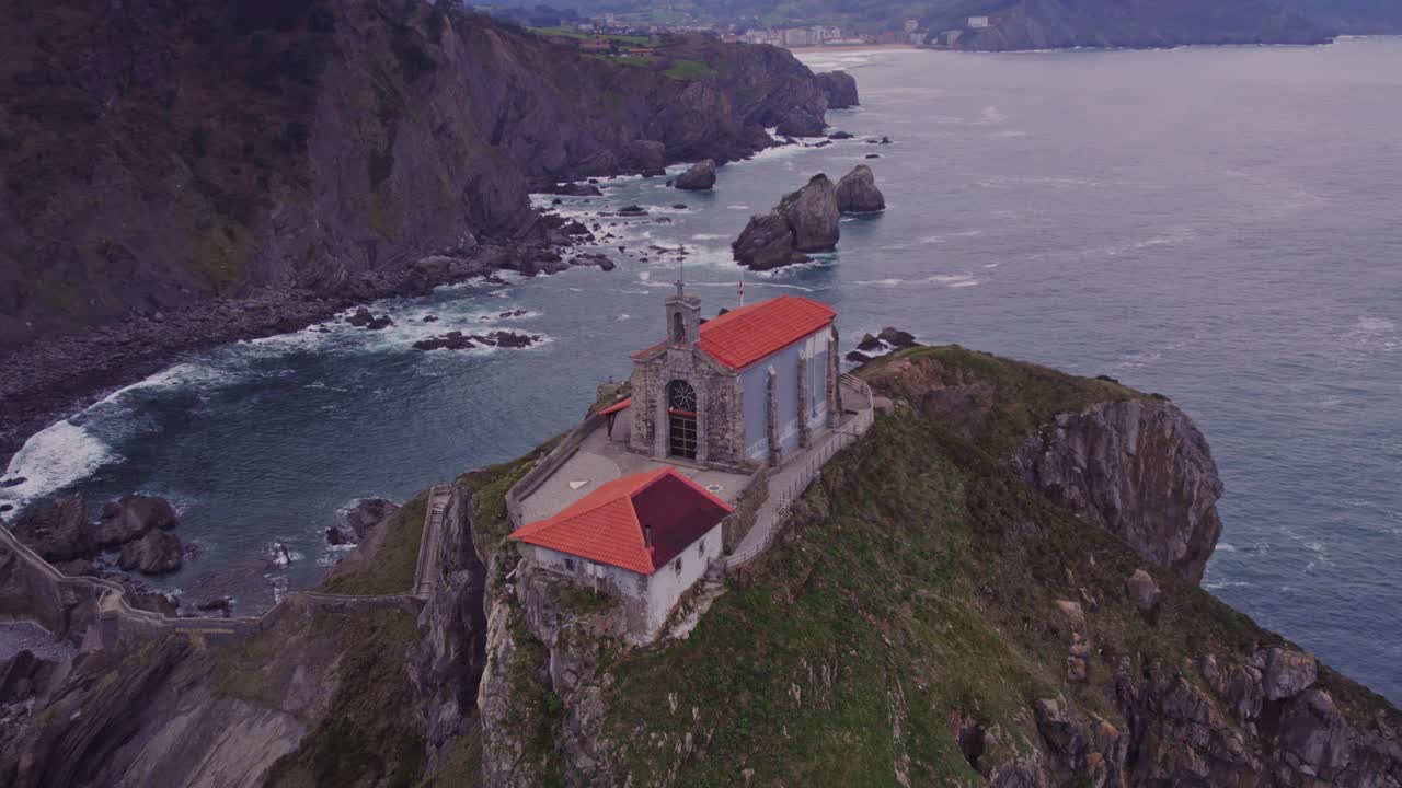 Vista aérea de Gaztelugatxe com ilha, igreja, San Juan, mostrando uma paisagem costeira atmosférica na Espanha.