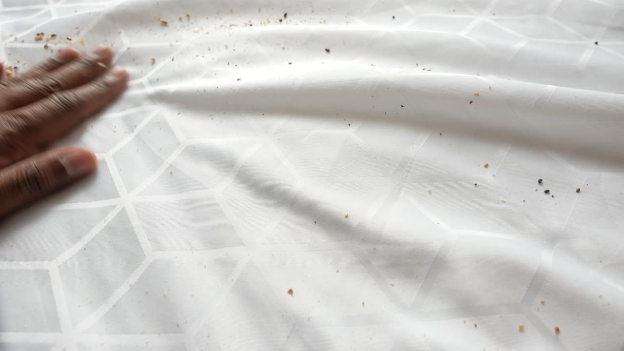 어리 들 을 가진 침대 에 손 을 고