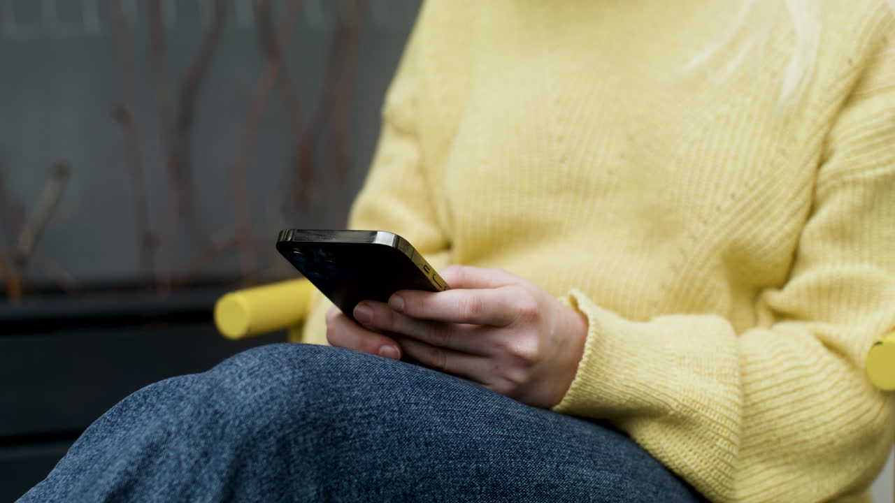 mujer relajada en una terraza