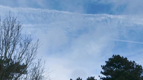 Breve-Lapso-De-Tiempo-Del-Cielo-En-El-Parque-Británico-Con-Nubes,-Aviones-Y-Estelas-De-Vapor-2