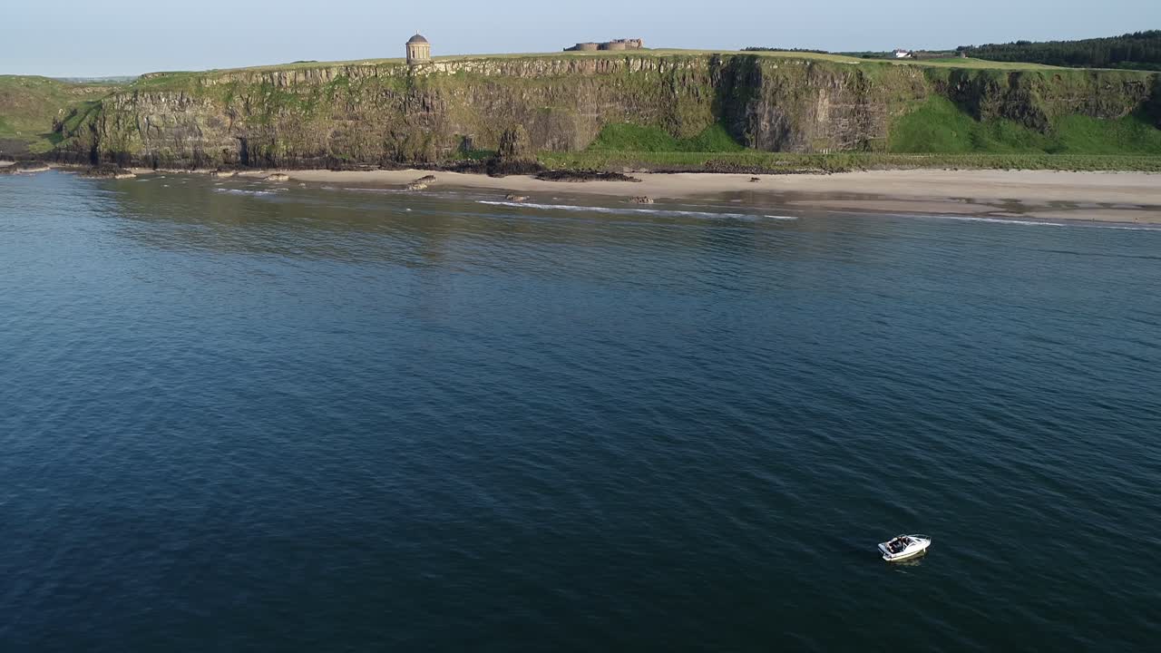 вид с воздуха, лодка в спокойной воде атлантического океана под храмом муссенден, даунхилл демесне, побережье северной ирландии, великобритания