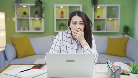 Mujer-De-Negocios-Joven-Mirando-A-La-Cámara-Con-Asombro-Y-Asombro.