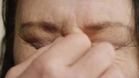 cerrar los ojos cansada anciana con gafas envejecimiento belleza visión saludable concepto